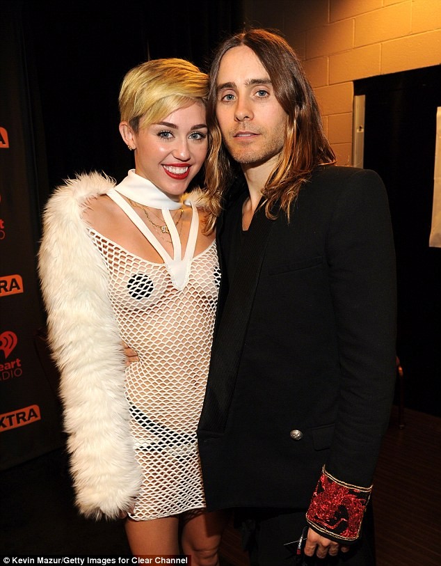 ‘Gái hư’ Miley Cyrus bị tố cặp kè với rocker điển trai - ảnh 1