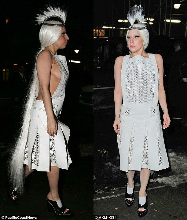 Lady Gaga mặc thời trang 'dị' giữa trời rét - ảnh 2