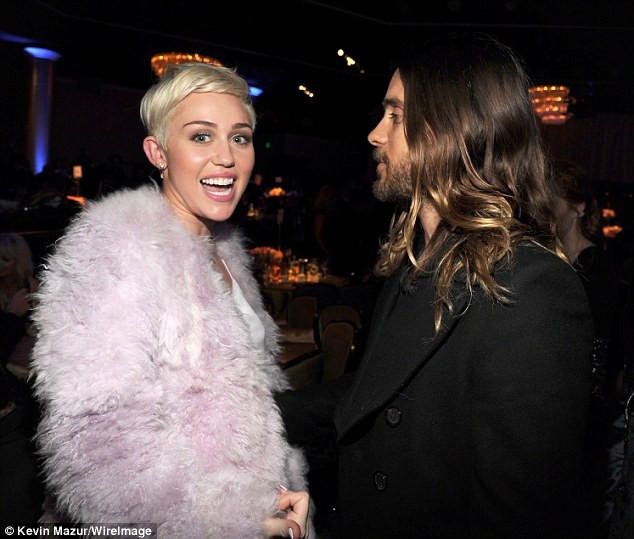 ‘Gái hư’ Miley Cyrus bị tố cặp kè với rocker điển trai - ảnh 2