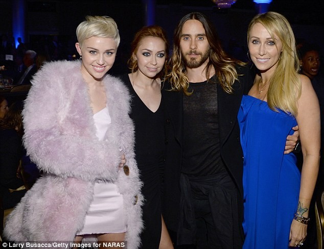 ‘Gái hư’ Miley Cyrus bị tố cặp kè với rocker điển trai - ảnh 3