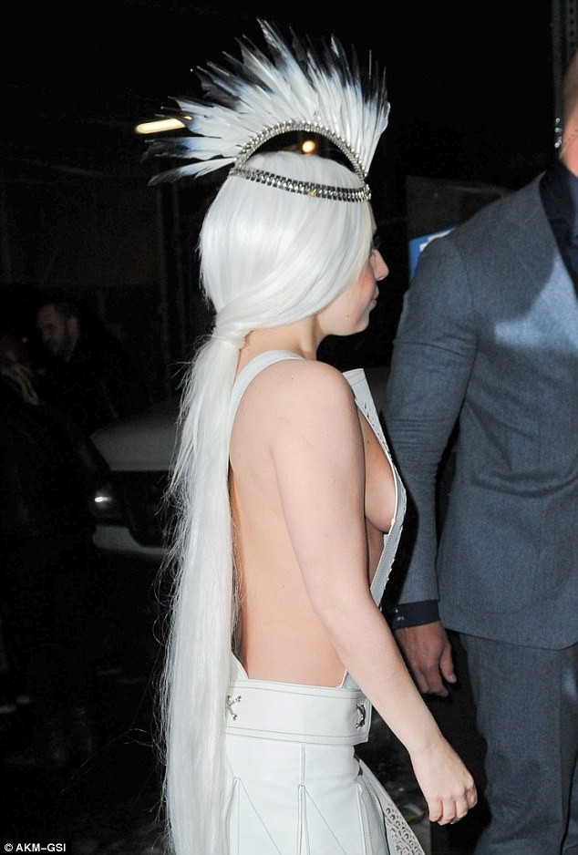 Lady Gaga mặc thời trang 'dị' giữa trời rét - ảnh 5