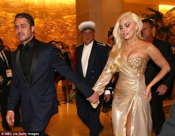 Lady Gaga mặc thời trang 'dị' giữa trời rét - ảnh 7