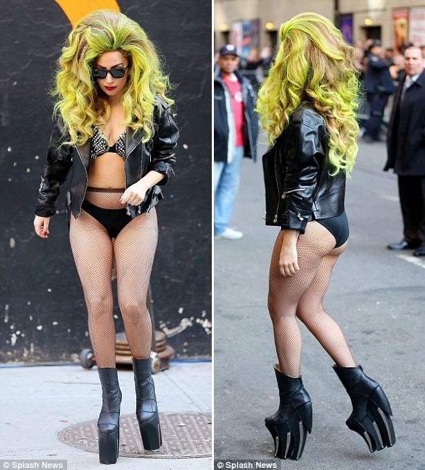 Lady Gaga diện nội y và guốc cao lênh khênh xuống phố - ảnh 2