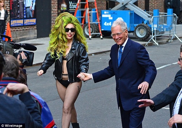 Lady Gaga diện nội y và guốc cao lênh khênh xuống phố - ảnh 3