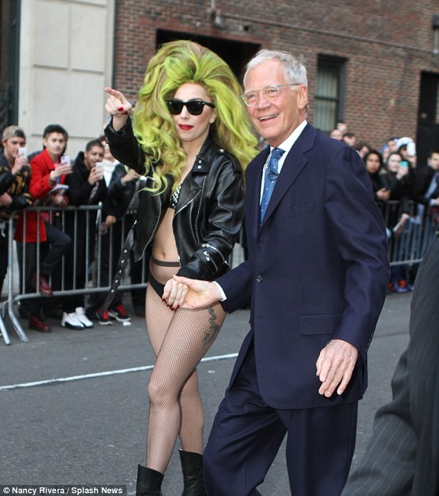 Lady Gaga diện nội y và guốc cao lênh khênh xuống phố - ảnh 4