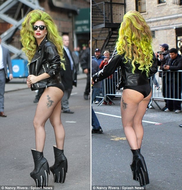 Lady Gaga diện nội y và guốc cao lênh khênh xuống phố - ảnh 5