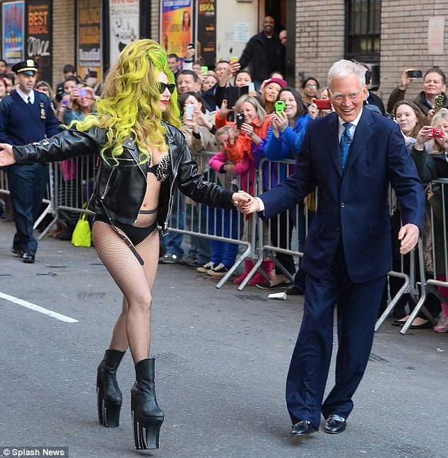 Lady Gaga diện nội y và guốc cao lênh khênh xuống phố - ảnh 6