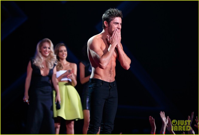 Zac Efron lột phăng áo trên sân khấu lúc được nhận giải - ảnh 4