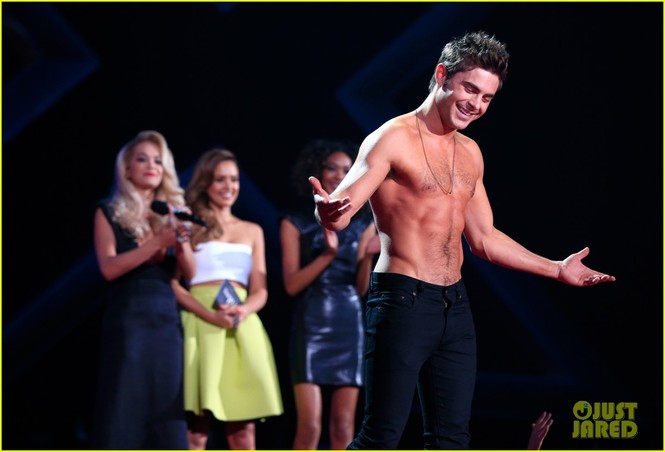 Zac Efron lột phăng áo trên sân khấu lúc được nhận giải - ảnh 5