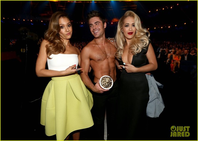 Zac Efron lột phăng áo trên sân khấu lúc được nhận giải - ảnh 7