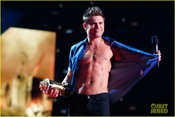 Zac Efron lột phăng áo trên sân khấu lúc được nhận giải - ảnh 3