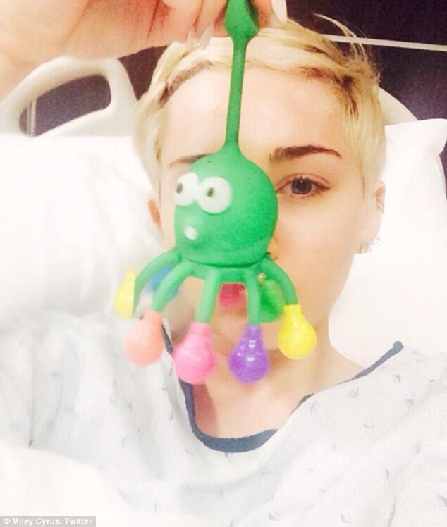 Miley Cyrus nhập viện do dị ứng kháng sinh - ảnh 1