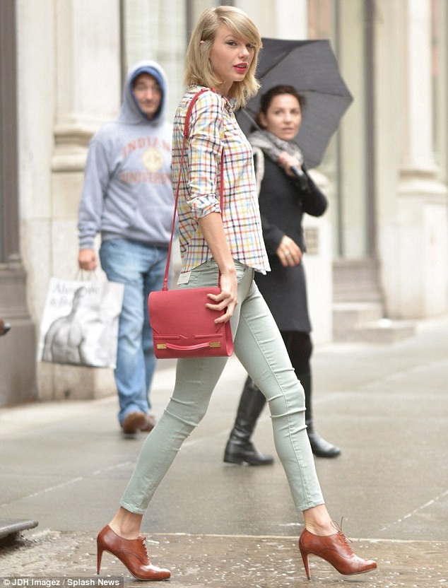 Taylor Swift ăn mặc phong phanh bất chấp trời mưa gió - ảnh 1