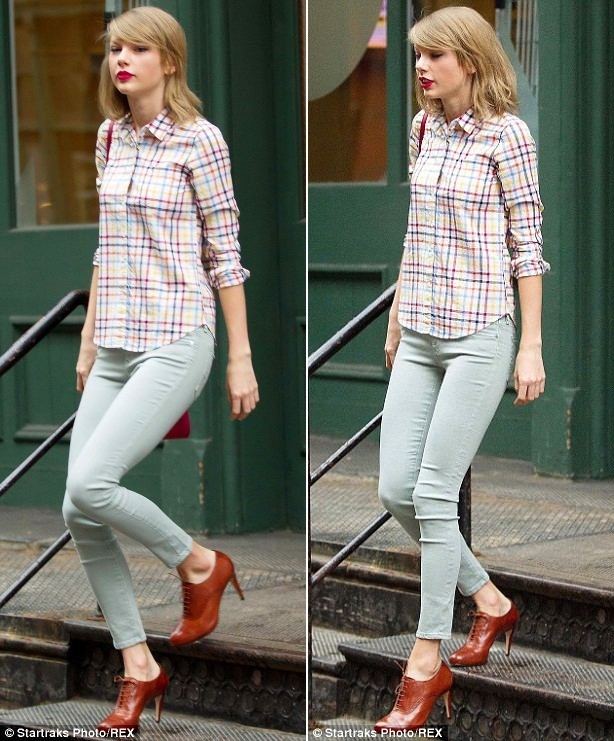Taylor Swift ăn mặc phong phanh bất chấp trời mưa gió - ảnh 2