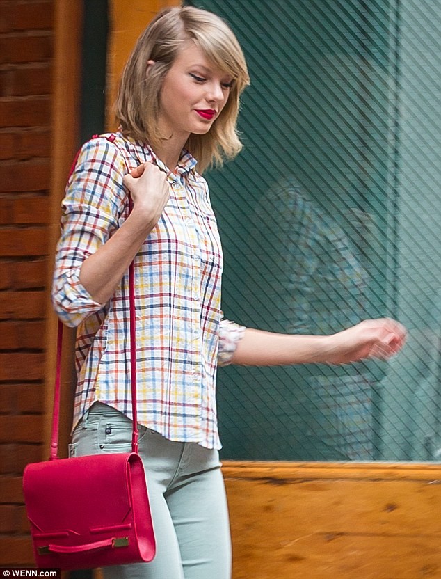 Taylor Swift ăn mặc phong phanh bất chấp trời mưa gió - ảnh 3