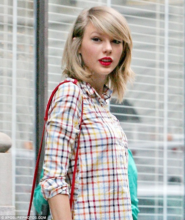 Taylor Swift ăn mặc phong phanh bất chấp trời mưa gió - ảnh 4