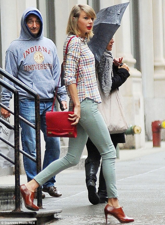 Taylor Swift ăn mặc phong phanh bất chấp trời mưa gió - ảnh 5