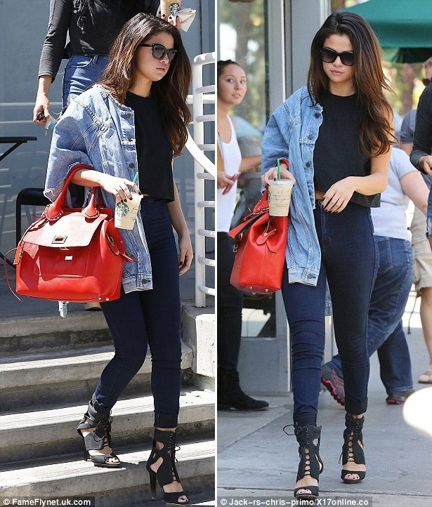 Selena Gomez 'thoáng mát' với áo 3 lỗ không nội y - ảnh 4
