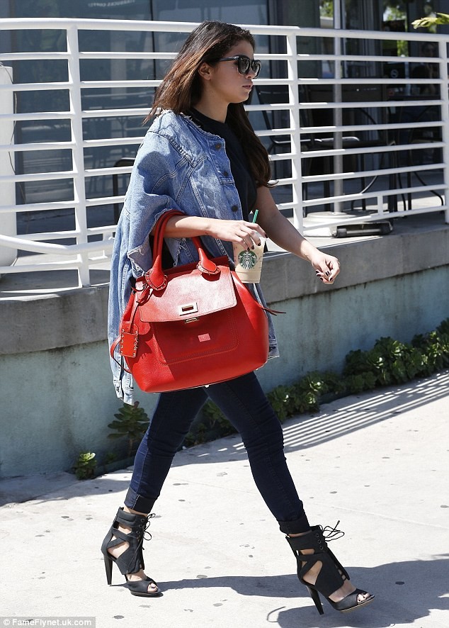 Selena Gomez 'thoáng mát' với áo 3 lỗ không nội y - ảnh 6
