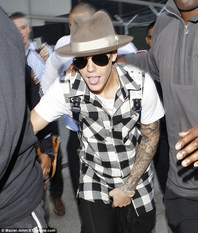 Justin Bieber 'tá hỏa' vì bị cảnh sát tạm giữ tại sân bay - ảnh 1