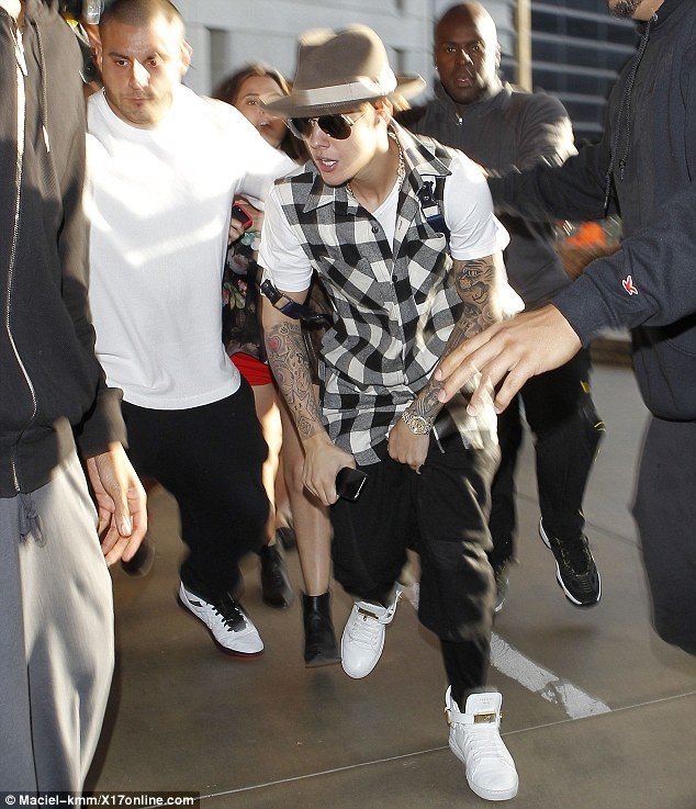 Justin Bieber 'tá hỏa' vì bị cảnh sát tạm giữ tại sân bay - ảnh 2