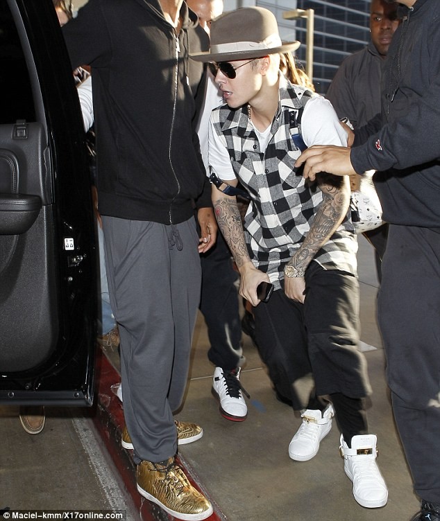 Justin Bieber 'tá hỏa' vì bị cảnh sát tạm giữ tại sân bay - ảnh 3