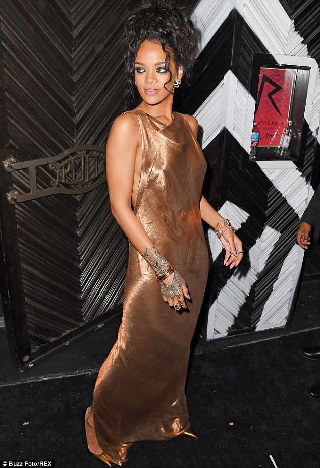 Rihanna mê mẩn mốt 'kín trước hở sau' gợi cảm - ảnh 3