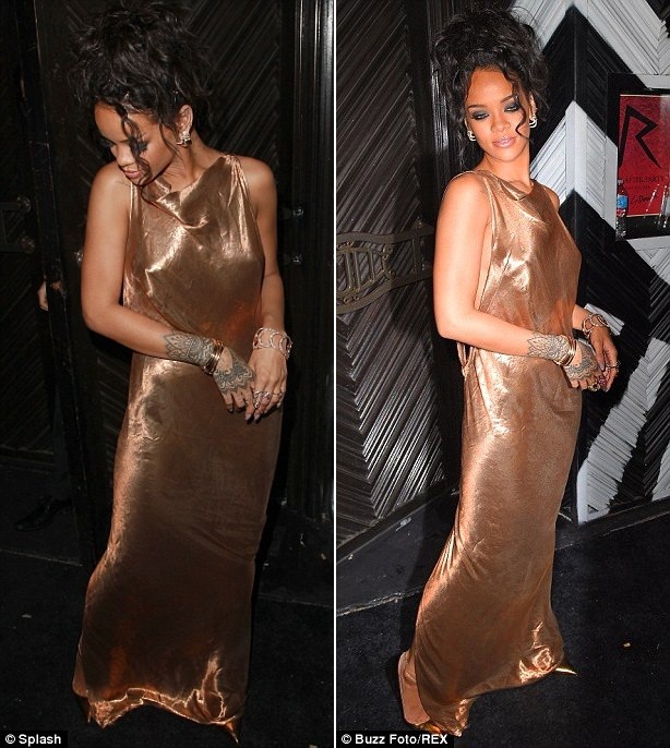 Rihanna mê mẩn mốt 'kín trước hở sau' gợi cảm - ảnh 4
