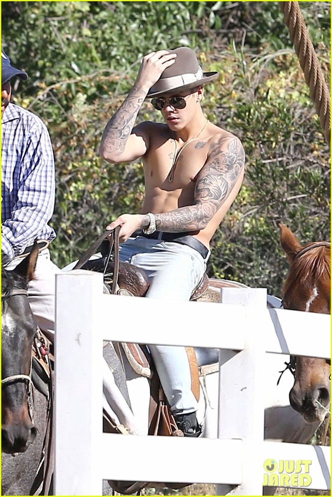 Justin Bieber ngực trần cưỡi ngựa, khoe hình xăm - ảnh 3