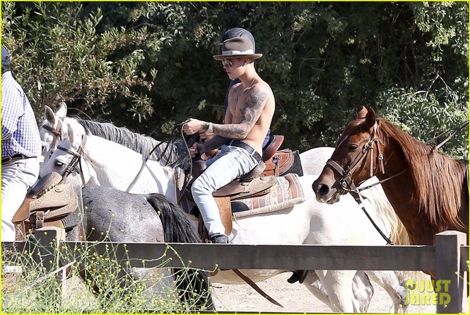 Justin Bieber ngực trần cưỡi ngựa, khoe hình xăm - ảnh 4