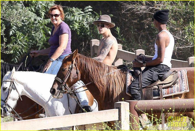 Justin Bieber ngực trần cưỡi ngựa, khoe hình xăm - ảnh 5