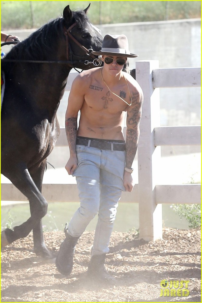 Justin Bieber ngực trần cưỡi ngựa, khoe hình xăm - ảnh 6