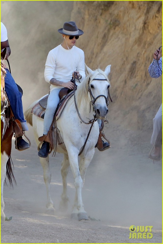Justin Bieber ngực trần cưỡi ngựa, khoe hình xăm - ảnh 1