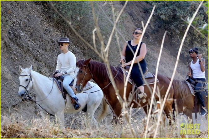 Justin Bieber ngực trần cưỡi ngựa, khoe hình xăm - ảnh 2