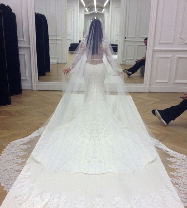 Kim Kardashian khoe ảnh cưới sau hôn lễ - ảnh 1