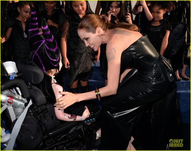 Angelina Jolie rạng rỡ bên hôn phu trong buổi công chiếu phim - ảnh 7