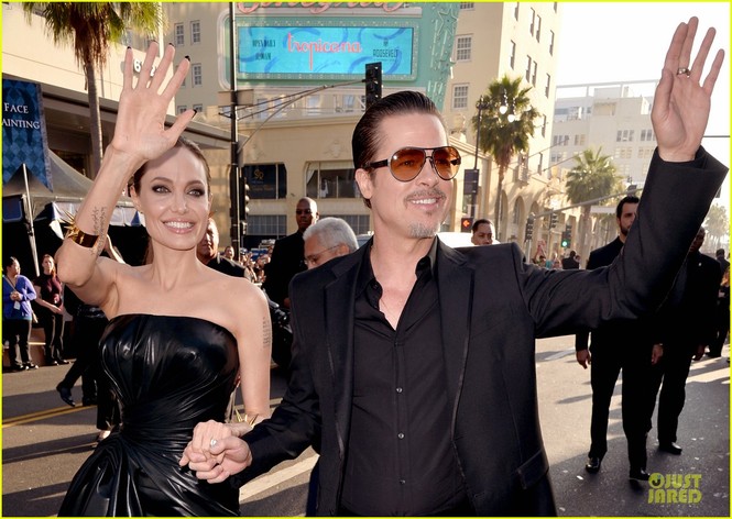 Angelina Jolie rạng rỡ bên hôn phu trong buổi công chiếu phim - ảnh 2