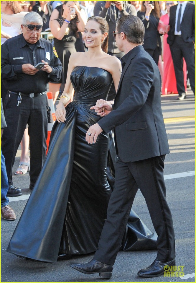 Angelina Jolie rạng rỡ bên hôn phu trong buổi công chiếu phim - ảnh 5