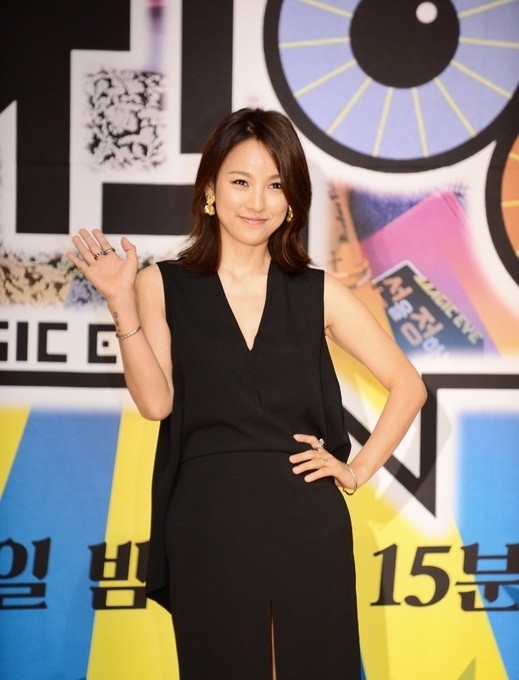 'Nữ hoàng gợi cảm' Lee Hyori tươi tắn đi làm MC - ảnh 2