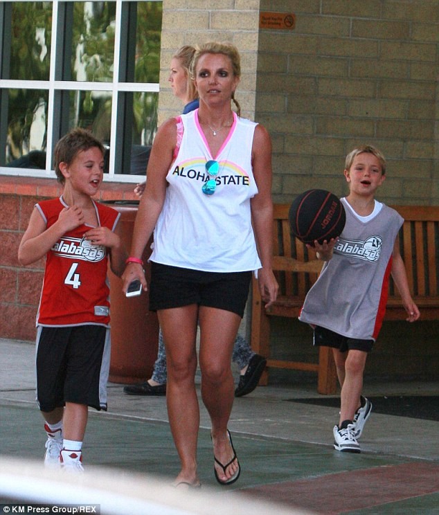 Britney Spears bộ dạng xấu xí xuống phố - ảnh 1