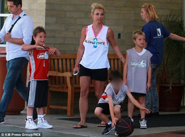 Britney Spears bộ dạng xấu xí xuống phố - ảnh 2