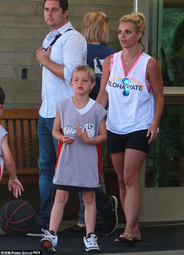 Britney Spears bộ dạng xấu xí xuống phố - ảnh 4