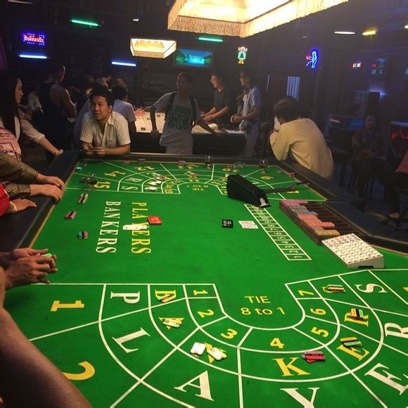 Mỹ nhân chuyển giới bị 'ném đá' vì khoe ảnh vào sòng bạc - ảnh 1