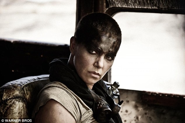 Mỹ nữ Charlize Theron gây sốc với tạo hình đầu trọc dữ tợn - ảnh 1