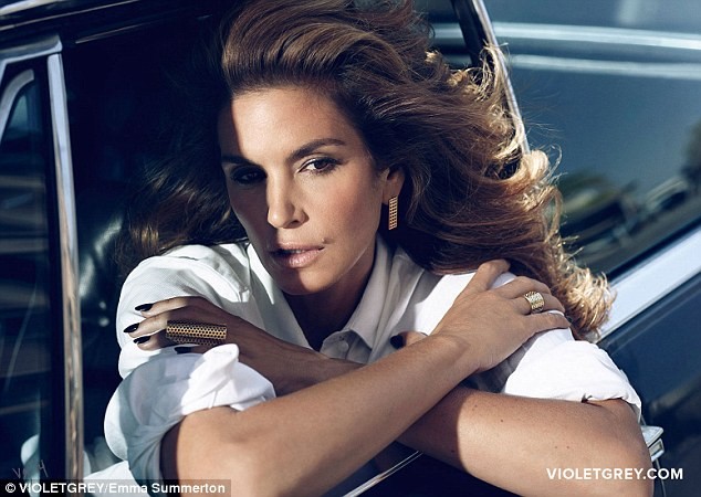 Gần 50 tuổi, siêu mẫu Cindy Crawford vẫn 'hút hồn' - ảnh 1