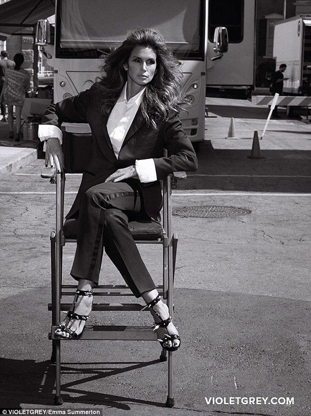 Gần 50 tuổi, siêu mẫu Cindy Crawford vẫn 'hút hồn' - ảnh 2