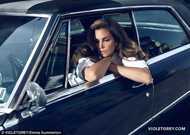 Gần 50 tuổi, siêu mẫu Cindy Crawford vẫn 'hút hồn' - ảnh 4