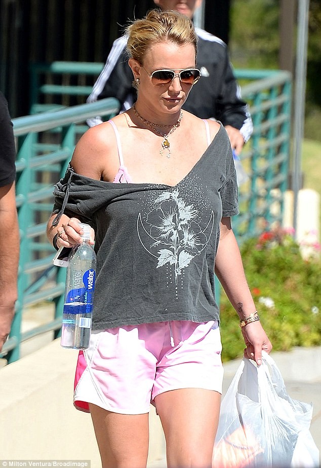 Britney Spears lại ăn mặc “thảm họa” xuống phố - ảnh 2