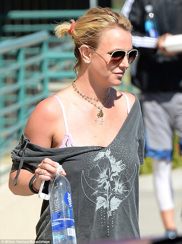Britney Spears lại ăn mặc “thảm họa” xuống phố - ảnh 3