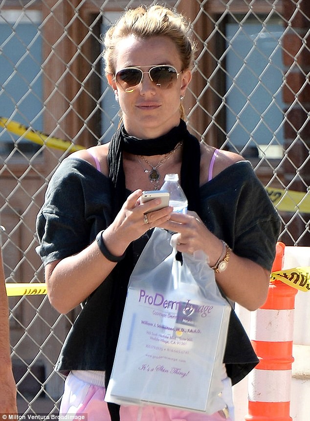 Britney Spears lại ăn mặc “thảm họa” xuống phố - ảnh 5